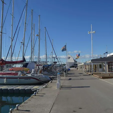 Apartment Duplex 3 Pieces Avec Piscine, Climatisation Et Garage A Port Camargue - Fr-1-250-192 Le Grau-du-Roi
